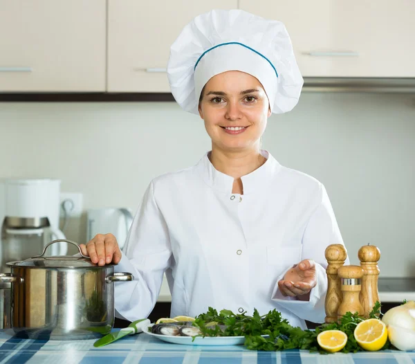 Повар-женщина на кухне — стоковое фото