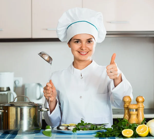 Portret van chef-kok houden grote klok — Stockfoto