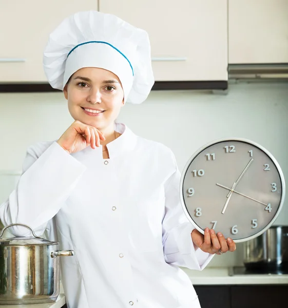 Femme le cuisinier avec horloge — Photo