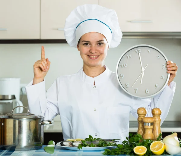 Köchin bereitet schmackhaften Fisch zu — Stockfoto