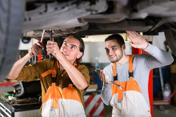 Meccanica positiva riparazione impianto di scarico Immagine Stock