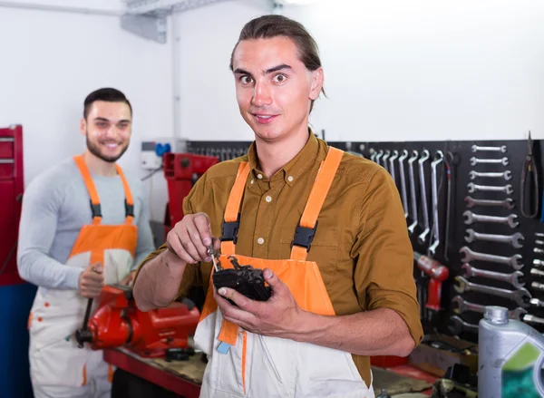 Due meccanici in officina Immagine Stock