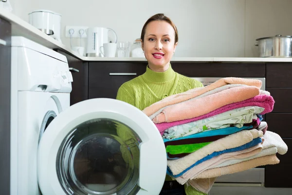 Morena mujer cerca de la lavadora Imágenes De Stock Sin Royalties Gratis