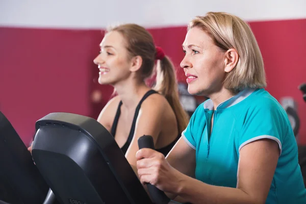 Mujeres haciendo ejercicio en el gimnasio Imágenes De Stock Sin Royalties Gratis