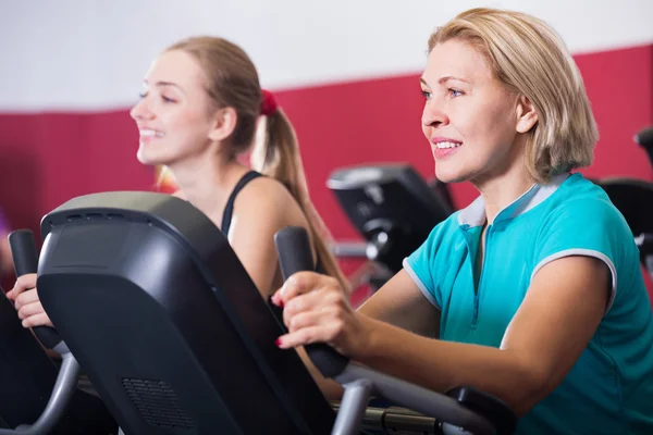 Mulheres treinando em bicicletas de exercício Imagens De Bancos De Imagens Sem Royalties