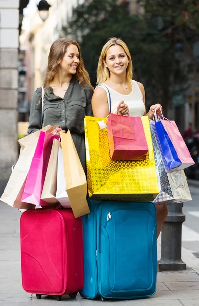Estudiantes mujeres que tienen compras —  Fotos de Stock
