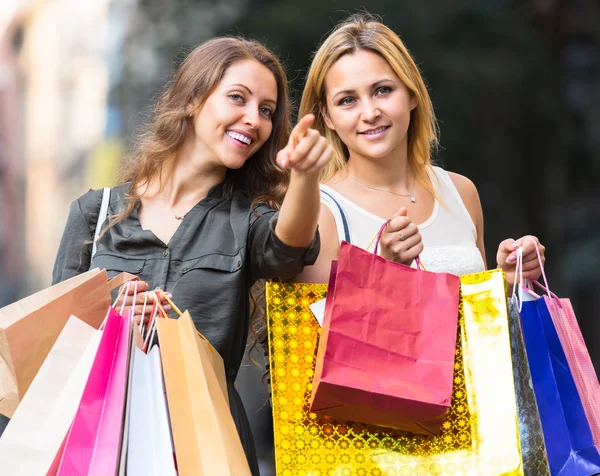 Meninas com sacos de compras — Fotografia de Stock