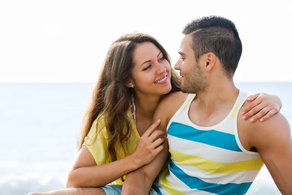 Casal sorridente à beira-mar — Fotografia de Stock