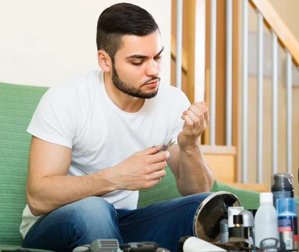 Man doen manicure thuis — Stockfoto