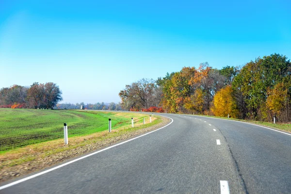 Yolun ortasında bir güzellikte yer alan viraj