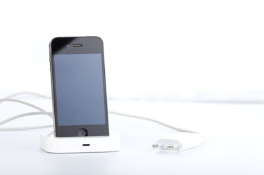 Modern smartphone whith şarj beyaz arka plan üzerinde