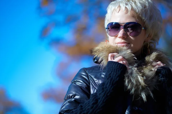 Güneş gözlüklü şirin sarışın