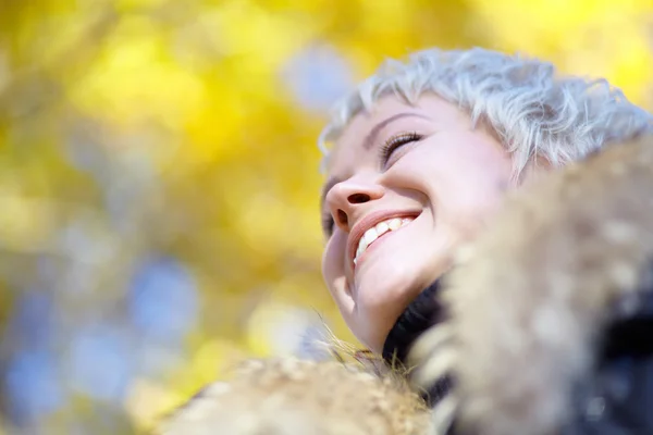 Sarışın gülümseyen mesafe içine görünüyor