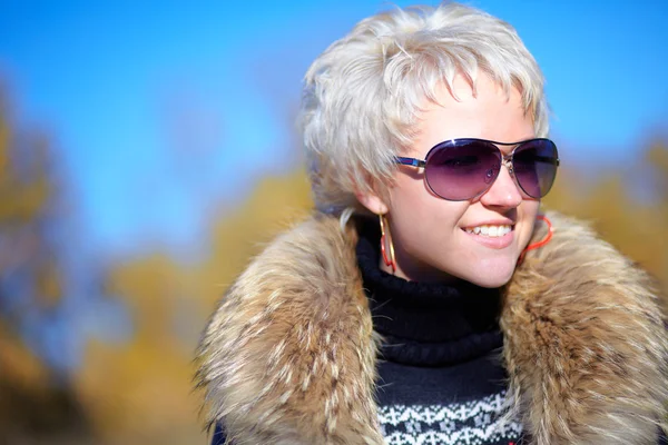 Kameradan uzak bir kürk yaka ile güzel kız