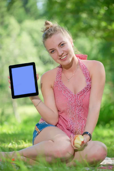 Mädchen hält ein Tablet in der Hand — Stockfoto