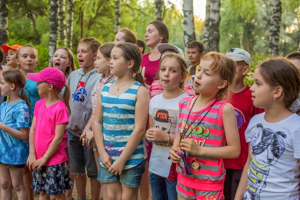 Kinderen staan op het gebouw. Kinderen op vakantie — Stockfoto