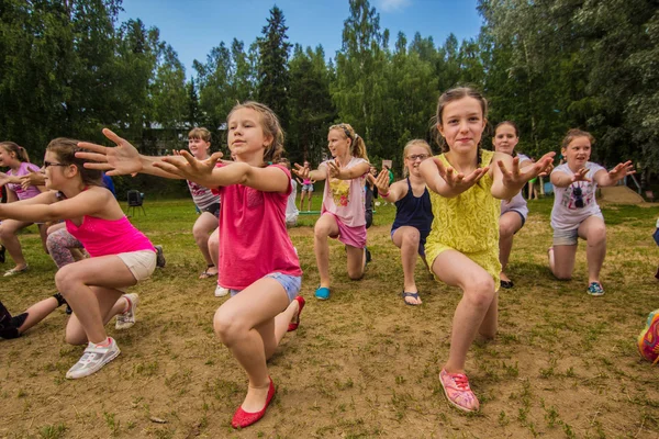 Um grupo de crianças dançando no campo . — Fotografia de Stock