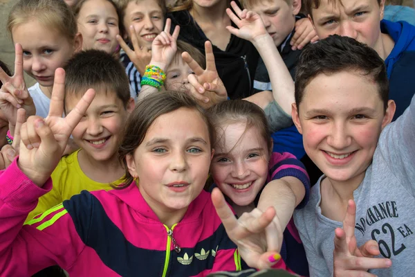 Barn gör massa selfie — Stockfoto