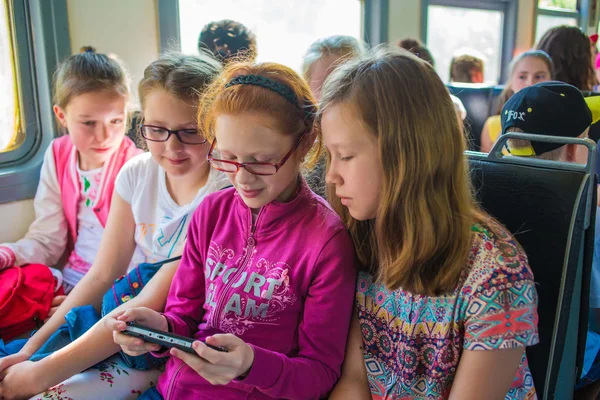 Девушки ищут планшетный компьютер — стоковое фото