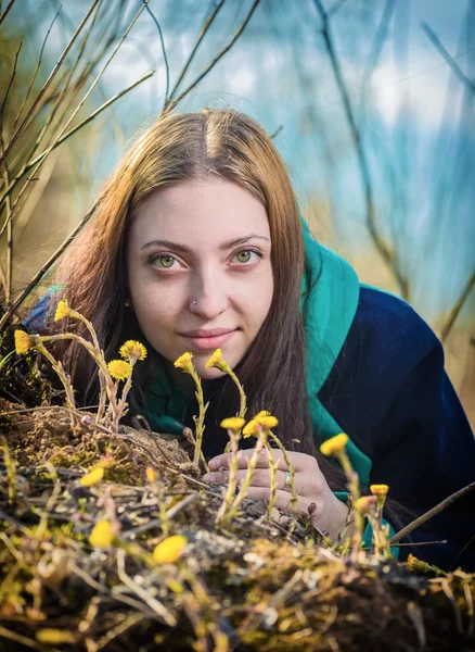 Meisje met Primula — Stockfoto