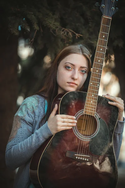 Guitar friend with which is not boring — Stock Photo, Image