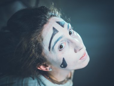 Bir üzgün palyaço oyunudur