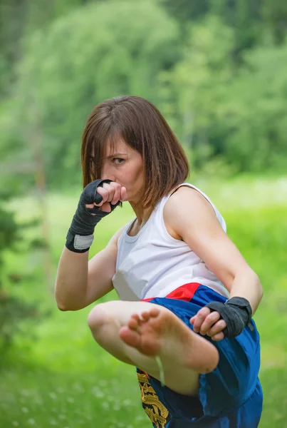 Chica entrenamiento kickboxing strike Imágenes de stock libres de derechos