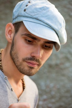 Romantik bir genç adam