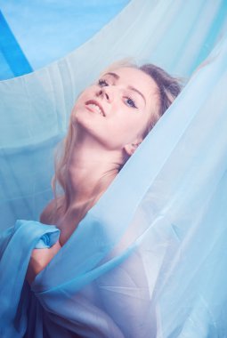 Genç masumiyet mavi