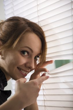 Kadın kanepe görünüyor