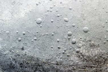 Hava kabarcıkları ile donmuş su birikintisi