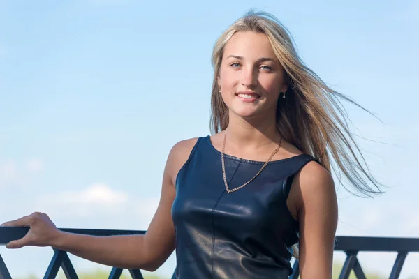 Une promenade avec une belle fille — Stock Photo, Image