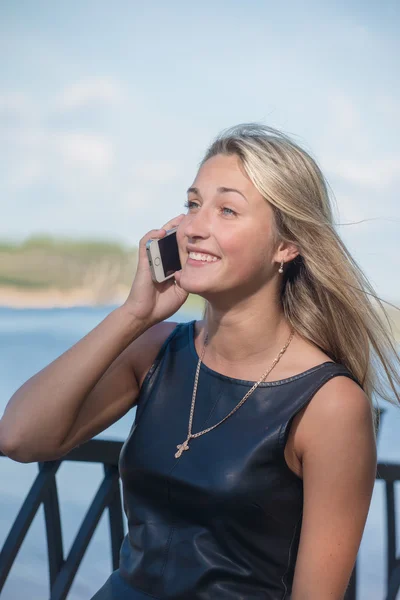 Aangenaam gesprek via de telefoon — Stockfoto