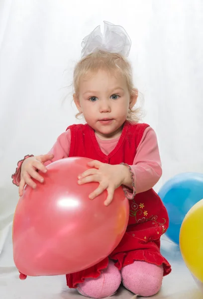 Meisje met rode ballon — Stockfoto