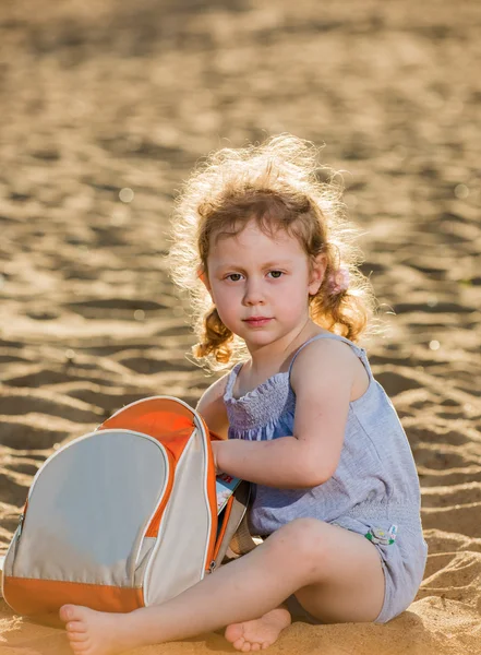 Meisje op het strand — Stockfoto