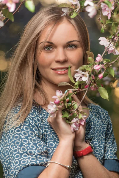 Una passeggiata attraverso un giardino primaverile — Foto Stock