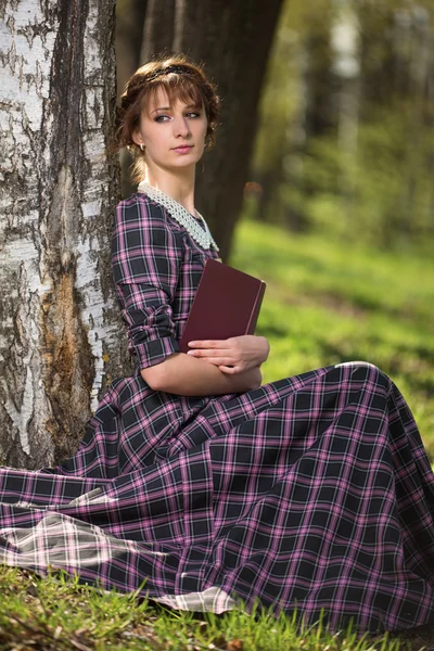 Lyrische Stimmung beim Gedichtlesen im Park — Stockfoto