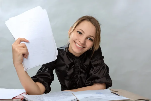 Chica emocional en el escritorio con papeles —  Fotos de Stock