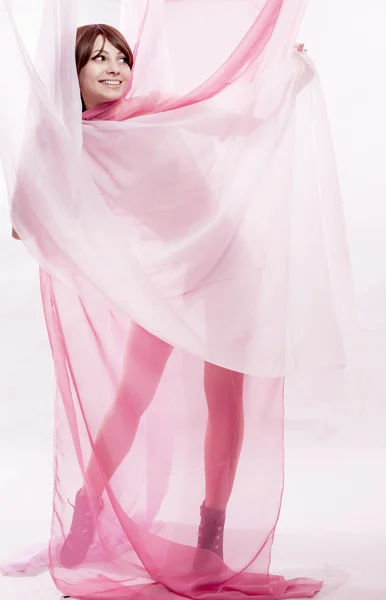 Портрет дівчини з рожевою завісою — стокове фото