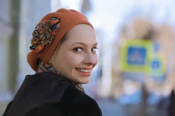 La fille dit au revoir dans la rue — Photo