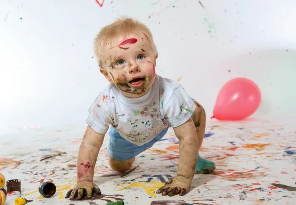 Jovem artista experimentando com tinta — Fotografia de Stock