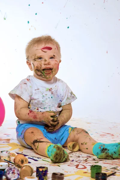 Young artist experimenting with paint — Stock Photo, Image