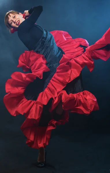 Danseuse tempéramentaire balançant la jupe — Photo