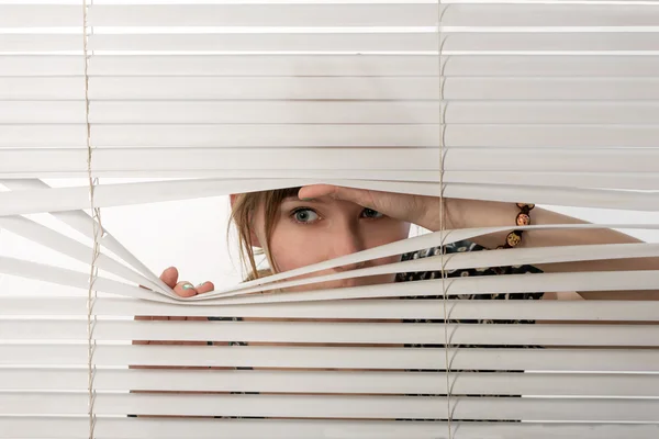 Observando a un vecino desde la casa de enfrente — Foto de Stock