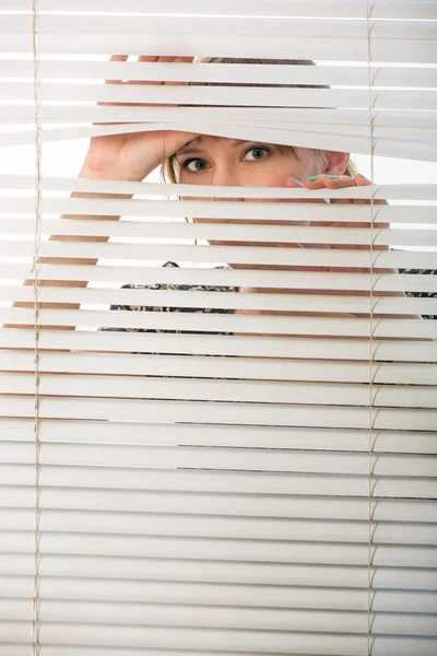 Een buurman van het tegenovergestelde huis kijken — Stockfoto