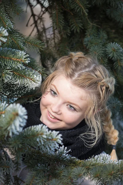 Porträtt av en flicka som går i Vinterparken — Stockfoto