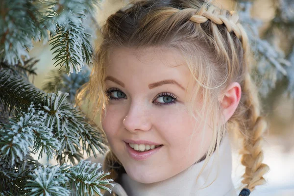 Porträt eines Mädchens, das im Winterpark spaziert — Stockfoto