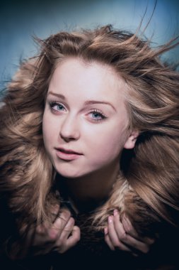 Bir kız sert bir portresi