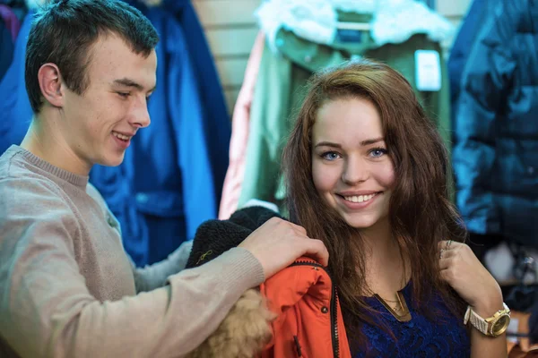 Ayuda a probarse la ropa — Foto de Stock