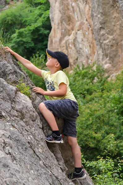 Ung pojke klättring — Stockfoto